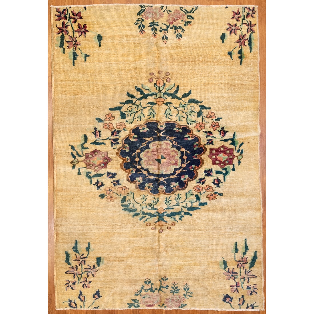 Oushak Rug, Turkey, 4.5 x 6.5: Second half, 20th century, hand-knotted, wool pile