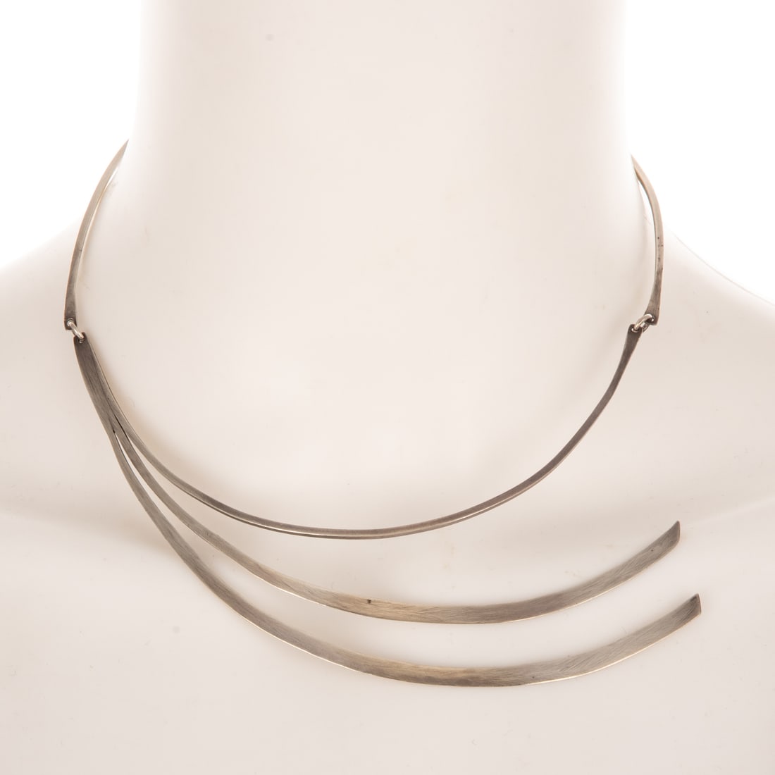 An Early Betty Cooke Bypassing Wire Collar Necklace in Sterling Silver: Sterling silver wire necklace by Betty Cooke (1924 - 2024), Baltimore, MD with two flattened bypassing wires radiating out, high polish finish, hook clasp, signed, approx. 16 in. L, 16.2 grams Provena