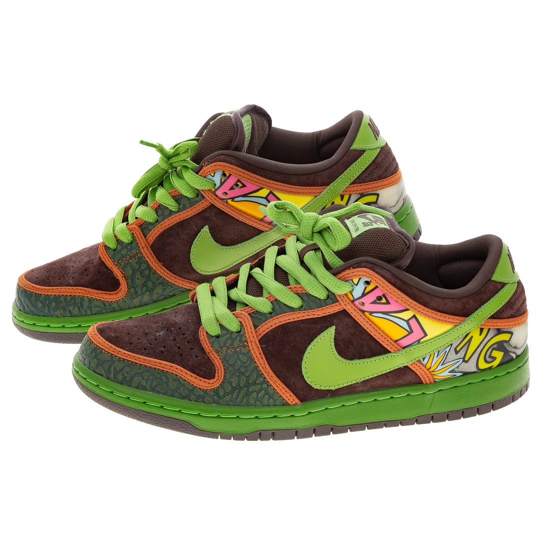 A Pair of Nike SB Dunk Low De La Soul: A pair of green and multicolor Nike SB Dunk Low De La Soul sneakers, 2014, #789841-332, men's size 9.5, includes original box Provenance: From the Estate of Sean Conway, Annapolis, MD and Los Angeles,
