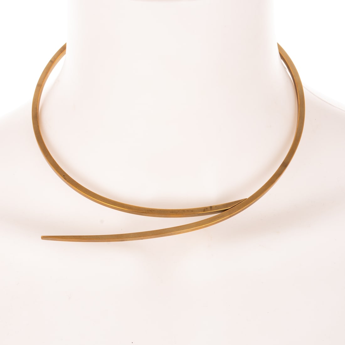 A Betty Cooke Hinged Bypass Collar in Brass: Brass hinged collar necklace by Betty Cooke (1924 - 2024), Baltimore, MD square wire and single curved flair, hinge in back and hidden pressure clasp, signed, interior Diam. 4 1/2 in., 12.7 grams Prov