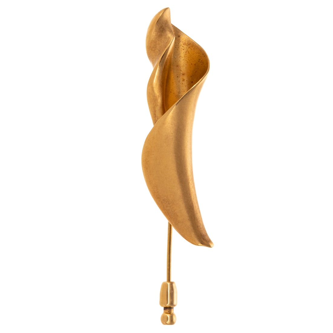 A Pedro Boregaard Shell Pin in 18K: 1988, 18K yellow gold pin by Pedro Boregaard, NY (active 1983 -) in the form of a spiraling shell with matte finish and high polish details, stick pin with guard, signed and dated, shell only measures