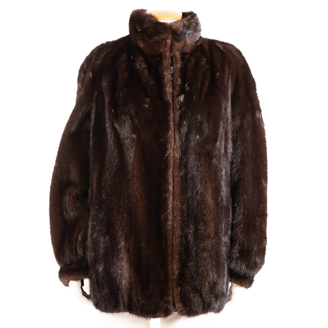 Leonard Furs Half-Length Brown Mink Coat: A brown Leonard Furs half-length mink coat-zipper closure, and side pockets. There is no size label. Approximate measurements are: shoulders: 18 in., bust: 42 in., sleeve length: 26 in., total