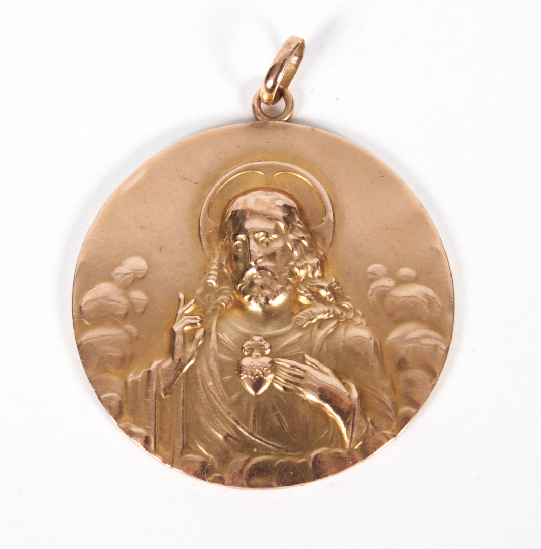 14K gold Catholic religious medallion: Sacred Heart of Jesus in relief, 1 3/8 in. Diam.; unmarked gold, 6.8 grams