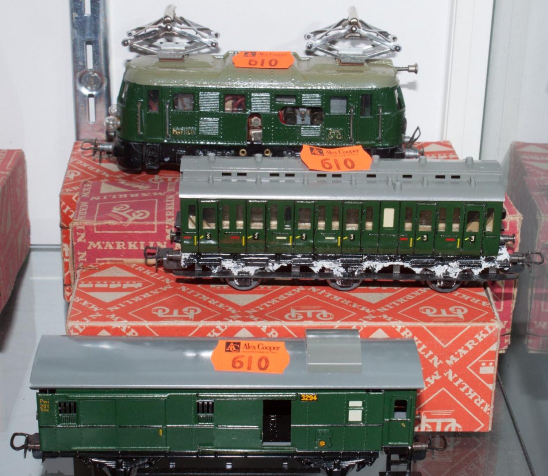 Marklin HO electric locomotive: circa 1940s; with two passenger cars and original boxes