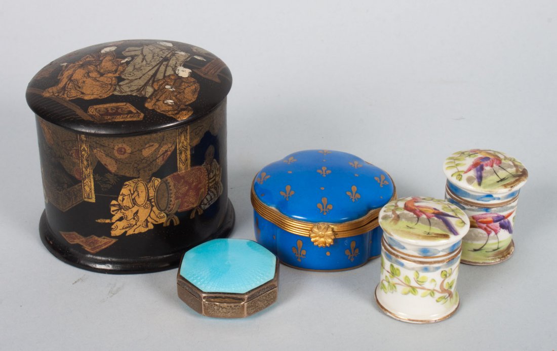 Five assorted dresser boxes: including: Victorian lacquered chinoiserie box, two Samson porcelain boxes, Limoges gilt-metal-mounted porcelain box, and a guilloche enamel box, 2 1/.2 in. H. of tallest