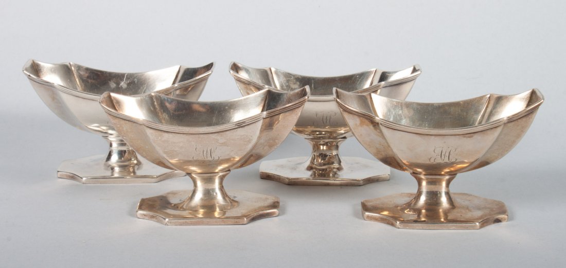 Four English Georgian sterling silver salt cellars: Duncan Urquhart & Naphtali Hart, London, 1793-94, 8.20 ozt.