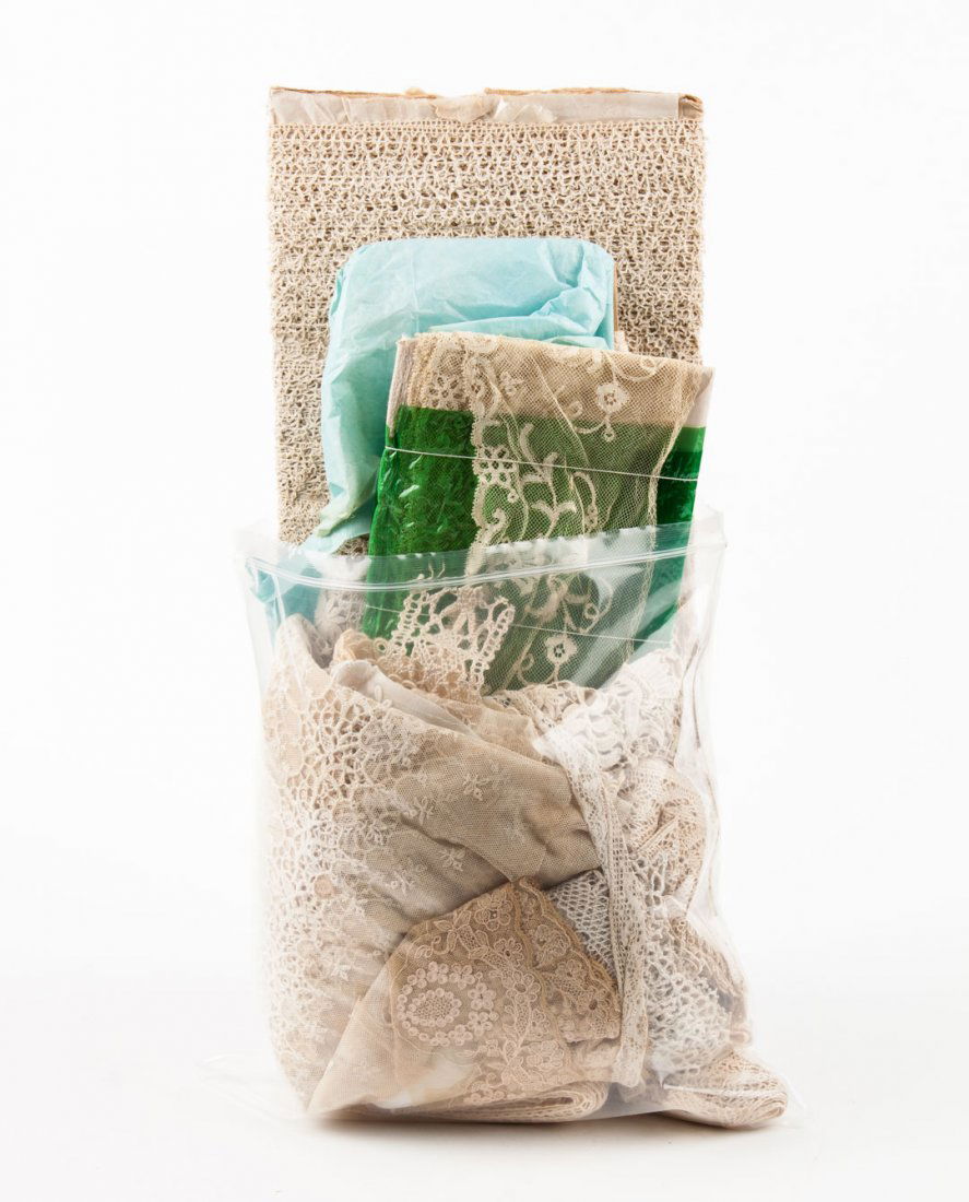 Assorted lace ribbon and edging: approx. 20 assorted pieces of off white lace ribbon and edging