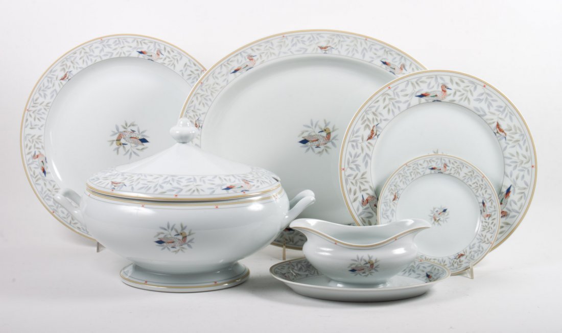 Limoges "Manufacture Royale" dinner service: porcelain partial dinner service in the "Decor British Country" pattern, 94 pieces comprising: 24 salad plates, 24 dinner plates, 36 bread plates, 3 serving plates, 3 meat platters, 2 soup tureens, se
