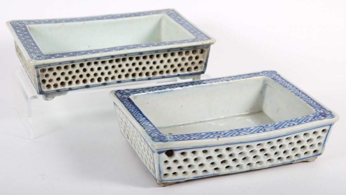 Two Chinese Export porcelain bulb pots (1 of 4)