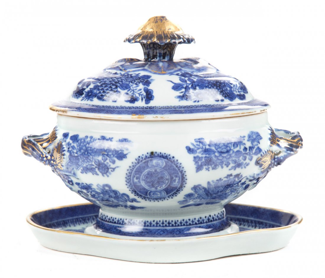 Chinese Export Blue Fitzhugh table ware (1 of 5)