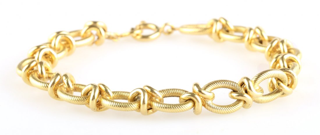 A Lady's Oval Link Bracelet (1 of 4)