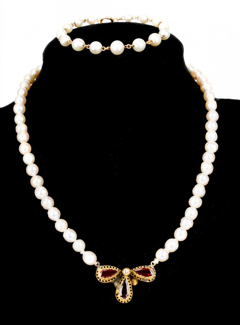 A Cultured Pearl Necklace and Bracelet (1 of 4)