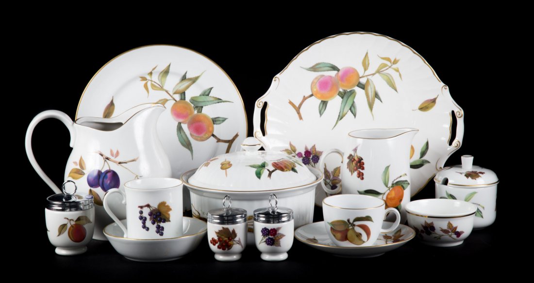 Royal Worcester porcelain partial dinner service (1 of 8)