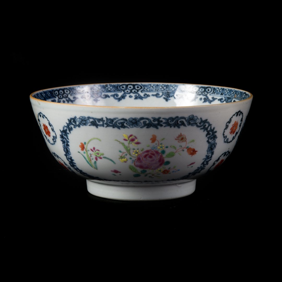 Chinese Export Famille Rose footed bowl (1 of 4)