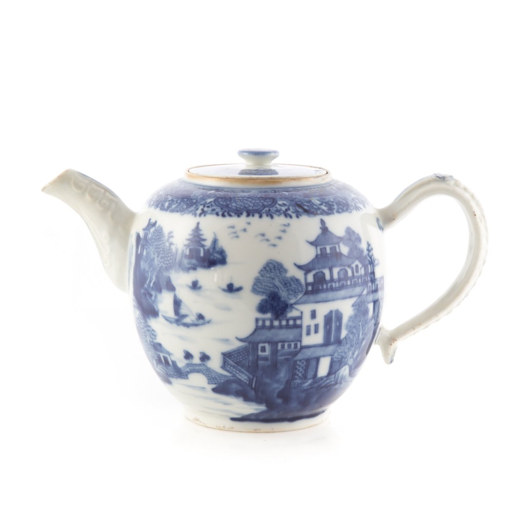 Chinese Export blue and white globular teapot (1 of 4)
