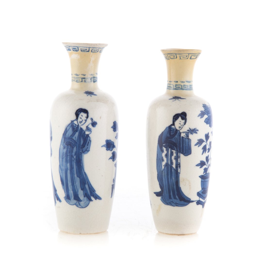 Pair Chinese Export blue and white vases (1 of 4)