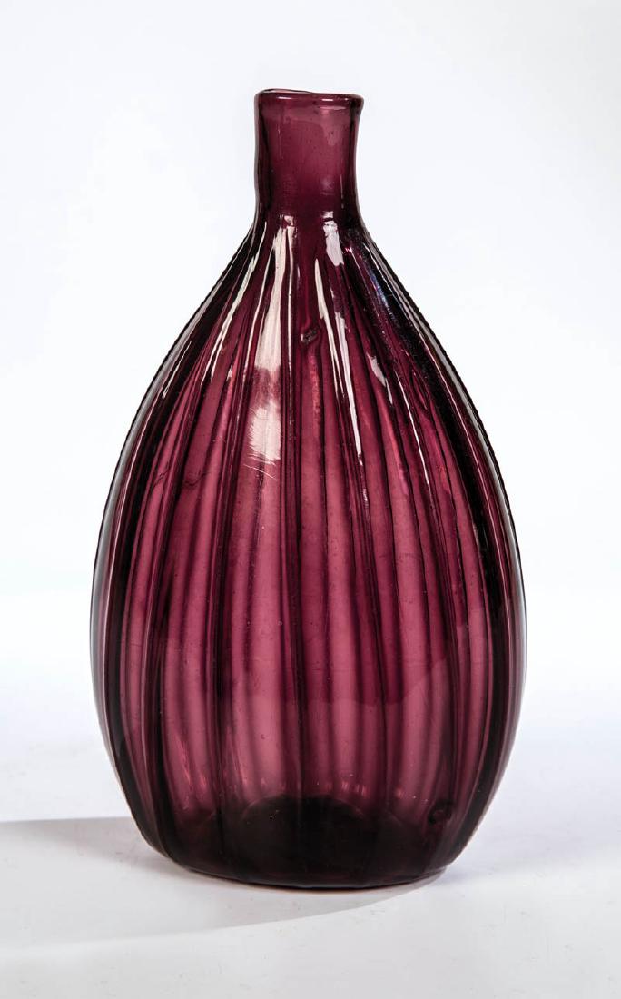 Taschenflasche aus violettem Glas (1 of 1)
