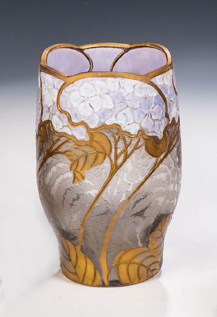 Vase mit Hortensie: Vase mit Hortensie Legras & Cie., Verreries de Saint-Denis, um 1900 Farbloses Glas mit Ätzung, buntem Opakemail, Polier- und Reliefgold. Dekor: Hortensienzweige in dreifachem Rapport. Der ausgeätzte