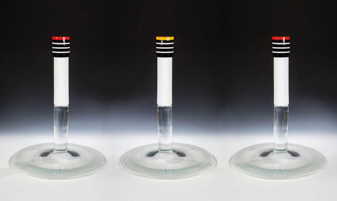 Drei ''Tower'': Drei ''Tower'' Ivo Rozsypal, 1983 Drei Objekte aus schwarzen, weißen, roten und gelben geschichteten und geklebten Opaxitglasscheiben (hergestellt in Chodov bei Karlsbad). Geschliffen und poliert. We