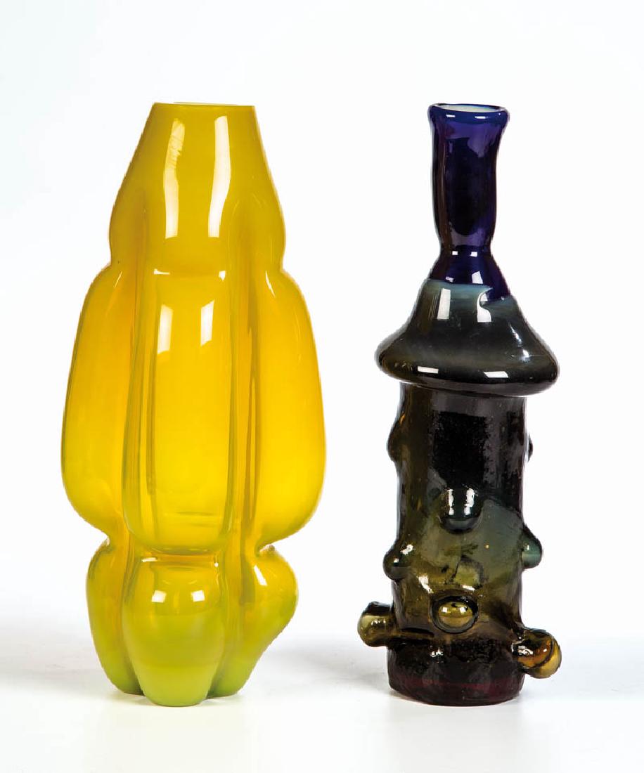 Zwei Vasenobjekte: Zwei Vasenobjekte Oldrich Lipský, 1959 und 1960 Blau-grünes und gelbgrünes Opalglas, formgeblasen. In Diamantriß signiert: O. Lipský 1959 bzw. O. Lipský 1960. H. 34 cm Lit.: H. Ricke, Czech Glas