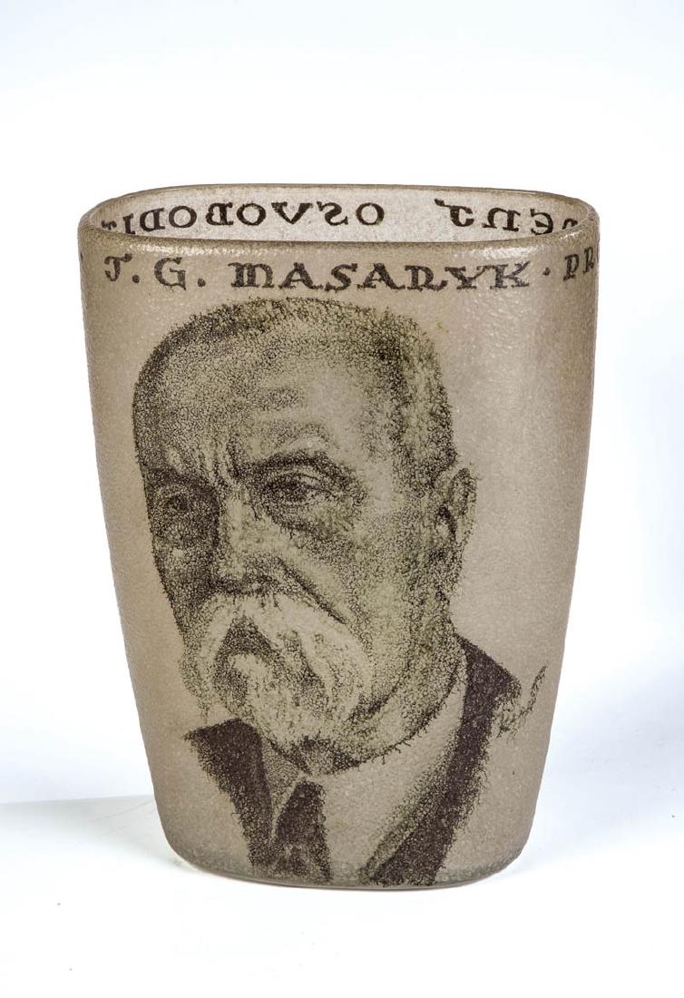 Vase mit Porträt T.G. Masaryk: Vase mit Porträt T.G. Masaryk Bruno Riedel, Steinschönau, um 1940 Farbloses Glas, flächig mit pastoser grauer Transparentemailbemalung. In schwarzer Emailfarbe Porträt von T.G. Masaryk im Dreivier