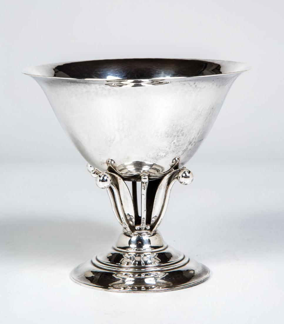Fußschale: Fußschale Kopenhagen, Entwurf Johan Rohde (1856-1930), Ausführung Georg Jensen, 1945-1951 Silber. Auf geschweiften, profilierten Fuß. Durchbrochen in Form von Mohnblütenknopsen und Stängel gearbe