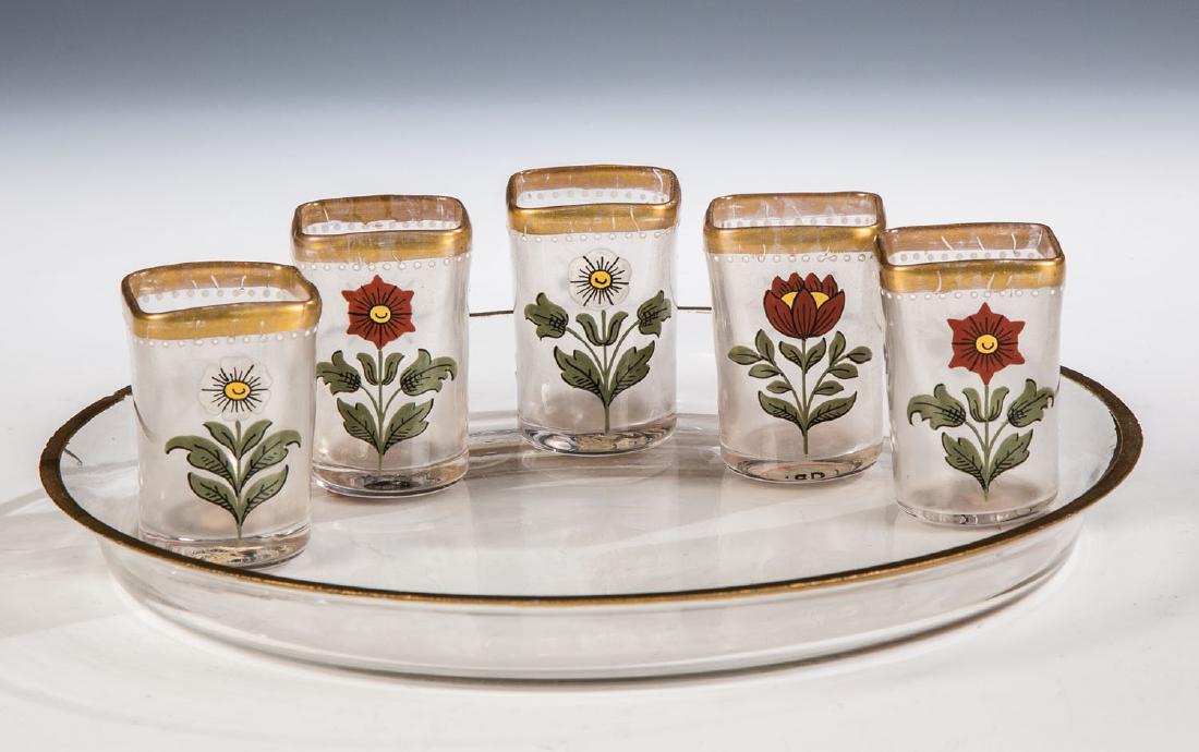 Fünf Stamper auf Tablett: Fünf Stamper auf Tablett Fritz Heckert, Petersdorf, um 1880 Stamper im Querschnitt quadratisch, mit Lasur getrübt, in Gold und buntem Email dekoriert, auf Unterseite Etikett der Sammlung ''E.K. Hanv