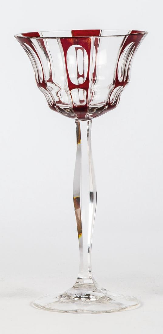 Seltenes Weinglas Emanuel Josef Margold (Entwurf),: Seltenes Weinglas Emanuel Josef Margold (Entwurf), Carl Schappel (Ausführung), Haida, um 1915 Farbloses, teils rot gebeiztes Glas mit Schäl- und Olivschliff in sechsfachem Rapport. H. 17 cm Lit.: DK
