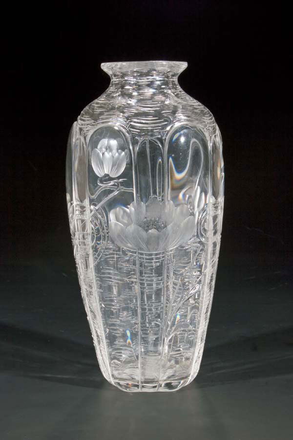 Vase Thomas Webb & Sons Stourbridge um 1900: Farbloses, optisch geblasenes Glas mit sehr fein geschliffenem und graviertem Dekor: Teichlandschaft mit Blüten der Seerose in dreifachem Rapport. Bodenschliffstern. H. 22 cm (03296009)