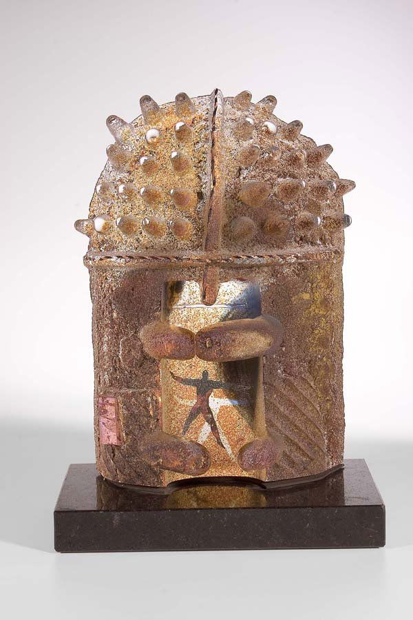 Objekt "Entrance" - Bertil Vallien Kosta Boda: Farbloses Glas mit farbigen Einschlüssen und Zwischenschichtmalerei. Sandguß, geschliffen, poliert, sandgestrahlt und zusammengeschmolzen. Sandig rauhe Oberfläche. Rückseitig in Gravur bez.: B. Va