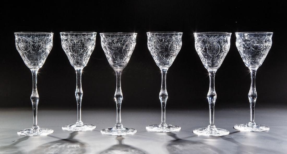 Satz von sechs Weingläsern: Satz von sechs Weingläsern Thomas Webb & Sons, Dennis Hall bei Stourbridge / Worcestershire, 1920er Jahre Farbloses, reich schliffverziertes Glas mit geschnittenem Dekor: Ranken, Perlgehänge und Kar
