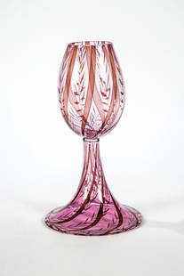 Tulpenpokal ''Graal'': Tulpenpokal ''Graal'' Eva Englund (Entwurf), Orrefors, 1976 Farbloses Glas, violett und braun überfangen. Umlaufender, nach Zwischenkühlung geätzter Dekor: Blattzweige. Unterseite in Gravur bez.: O