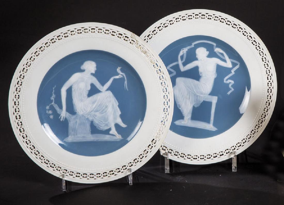 Seltenes Paar Teller mit pâte-sur-pâte-Dekor (1 of 1)