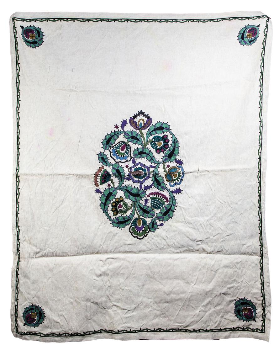 Tischdecke: Tischdecke Deutschland, 1910-1920 Auf Leinen in bunten Fäden gestickter Floraldekor in der Art der Entwürfe von Emanuel Josef Margold für Bahlsen. Altersspuren. 173x143 cm Tischdecke Deutschland, 1