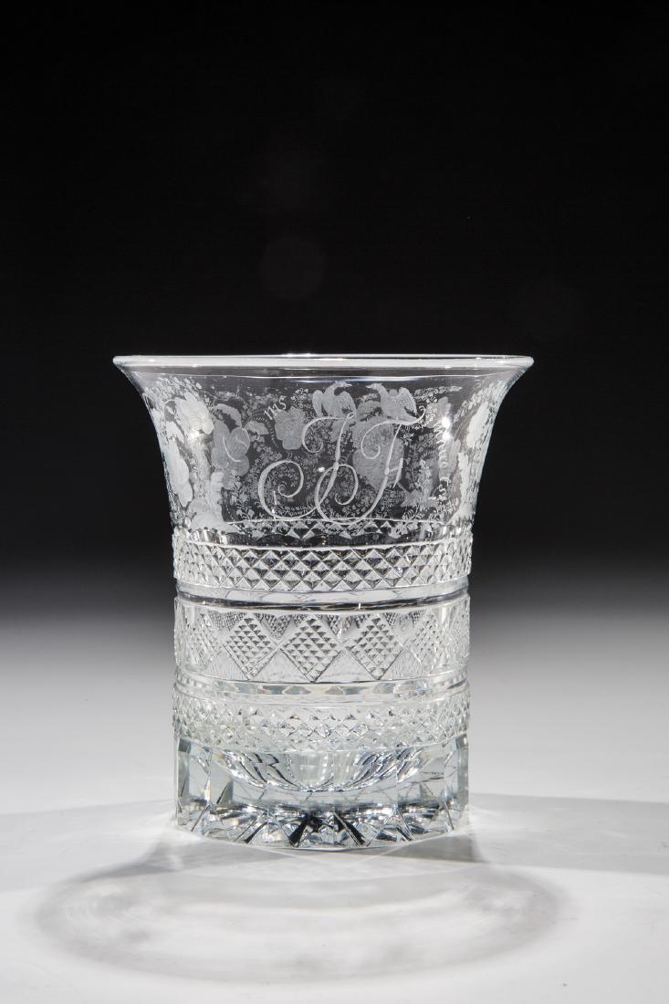 Becher mit Monogramm ''JF'' und Liebesallegorie (1 of 1)