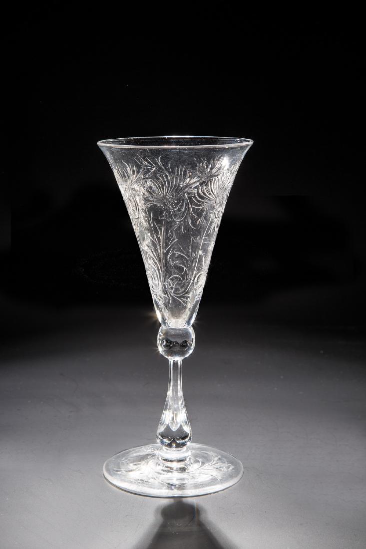 Kelchglas: Kelchglas Thomas Webb & Sons, Dennis Hall bei Stourbridge / Worcestershire, 1920er Jahre Farbloses Glas. Sechsfach facettierter Balusterschaft und Nodus mit Olivschliffbordüre. Fußunterseite und kel