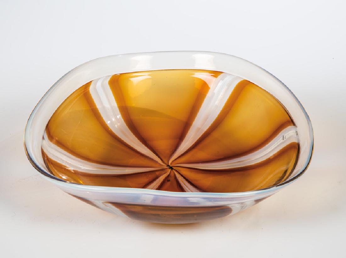 Schale: Schale Fulvio Bianconi (Entwurf), Vetreria Gino Cenedese, Murano, um 1955 Farbloses Glas mit Einschmelzungen in Braun und Weißopal. D. ca. 28 cm Schale Fulvio Bianconi (Entwurf), Vetreria Gino Cenede
