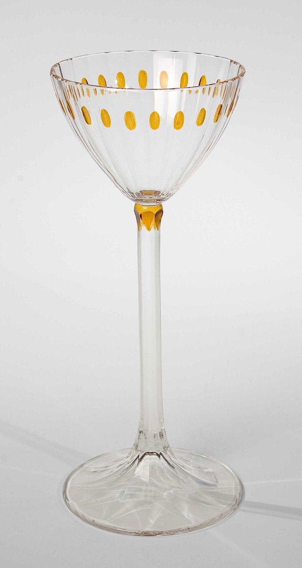 Staengelglas Otto Prutscher Meyers Neffe stemware: Otto Prutscher (Entwurf), Meyr's Neffe, Adolf, um 1909 Farbloses Glas. Oberseite des gewölbten Fußes, Schaft und Kuppa mehrfach facettiert geschliffen. Unterhalb der Mündung Fries mit gelbgebeizten