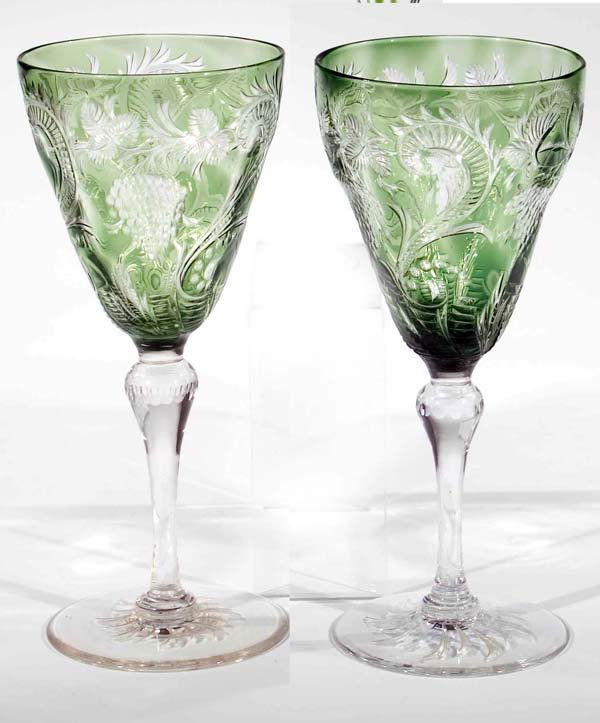 Paar Weinglaeser Webb pair wine glasses: Thomas Webb & Sons, Dennis Glass Works, um 1910 Farbloses Glas. Kuppa grün überfangen, schliffverziert. Dekor: stilisiertes Weinlaub mit Trauben. Ein Glas auf der Unterseite bez.: Webb (Ätzstempel)