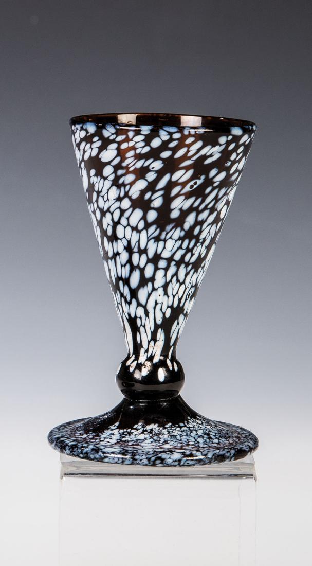 Seltener Spitzkelch aus braunem Glas mit weißen (1 of 1)