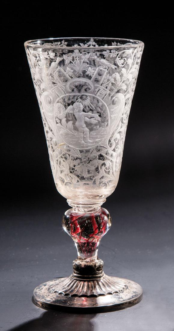 Pokal mit Amordarstellungen: Pokal mit Amordarstellungen Böhmen, um 1700 Kuppa mit eingerollten Rankenwerk und acht Amordarstellungen, reich geschnitten, teils geblänkt. In Balusterschaft spiralförmig eingeschlosse