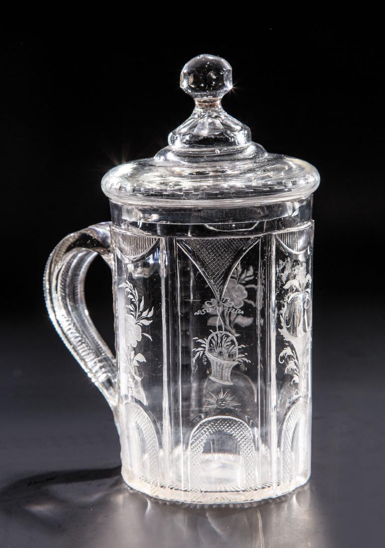 Deckelkrug: Deckelkrug Riesen- oder Isergebirge, um 1800 Mit verschiedenen Schliffornamenten und Schnittverzierung in der Art der Kuglergraveure dekoriertes, teils poliertes Glas: Sonnenornamente, Blütenzwei