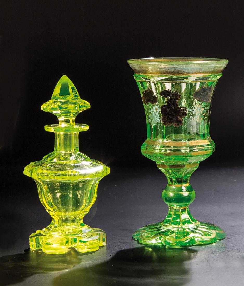 Flakon mit Stöpsel und kleiner Pokal (1 of 1)