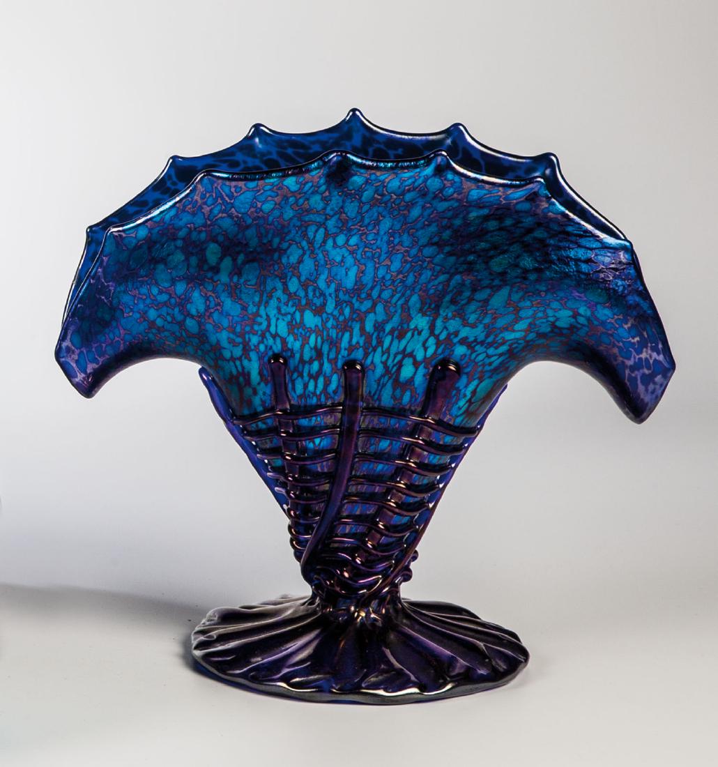 Fächervase ''Cobalt Papillon'': Fächervase ''Cobalt Papillon'' Loetz Wwe., Klostermühle, um 1900 Kobaltblaues Glas mit dichter, silbergelber Kröseleinschmelzung. Frei applizierten Fuß mit Gitterkorb aus kobaltbla