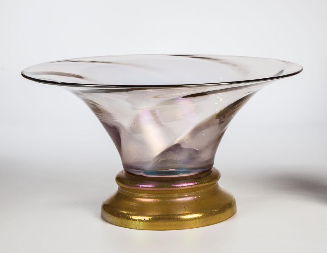 Fußschale: Fußschale Marie Kirschner (Formentwurf), Loetz Wwe., Klostermühle, 1904 Farbloses, sechsfach gedreht optisch geripptes Glas. Irisiert. Angesetzter, getreppter Fuß aus farblosem Glas mit