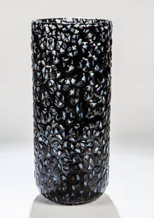 Zylindervase ''Spicchi'': Zylindervase ''Spicchi'' Rosanna Toso (Entwurf), Fratelli Toso, Murano, 1960 Farbloses Glas mit eingeschmolzenen Murrine ''spicchi'' in Schwarz und opalisierendem Wei&#223;. H. 30,5 cm