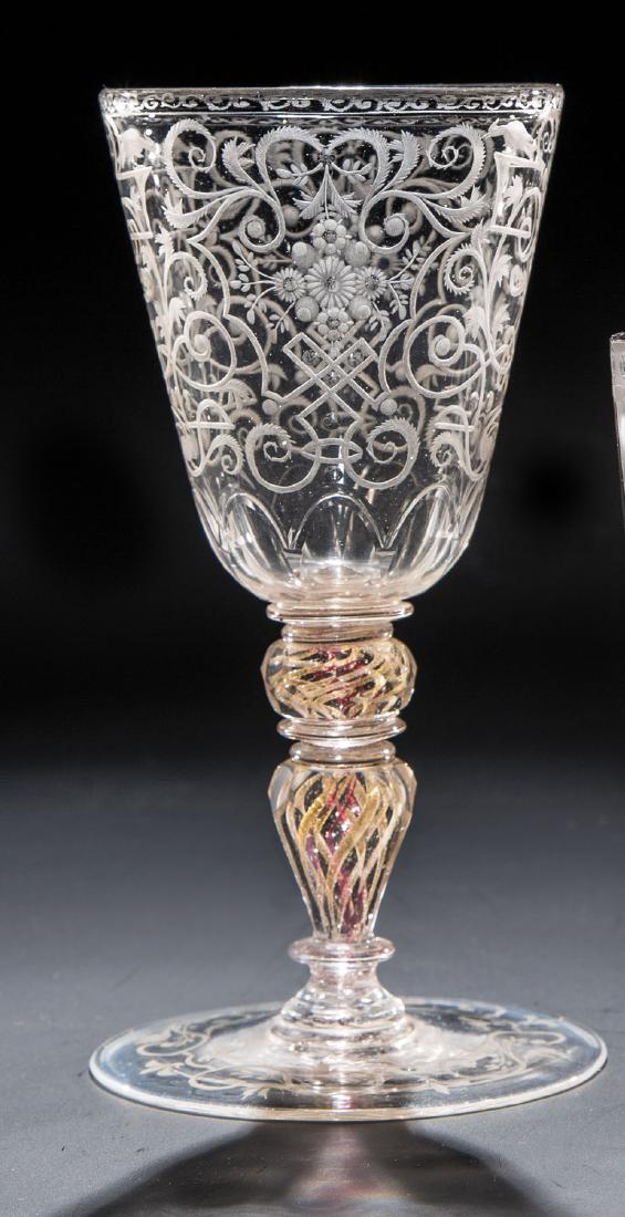 Pokal: Pokal Böhmen, 1720-1730 Auf Unterseite des Scheibenfußes mit Abriss geschnittene Bordüre mit eingerollten Ranken und Gehängen. In Balusterschaft und gedrücktem Kugelnodus eing