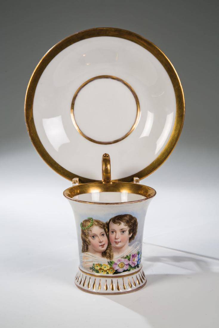 Tasse und Untertasse mit Porträts (1 of 1)