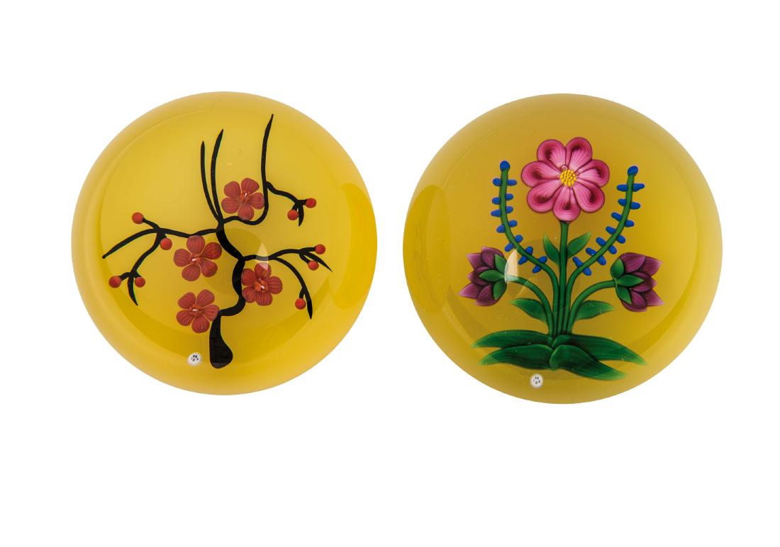 Zwei Briefbeschwerer mit Blütendekor (1 of 1)