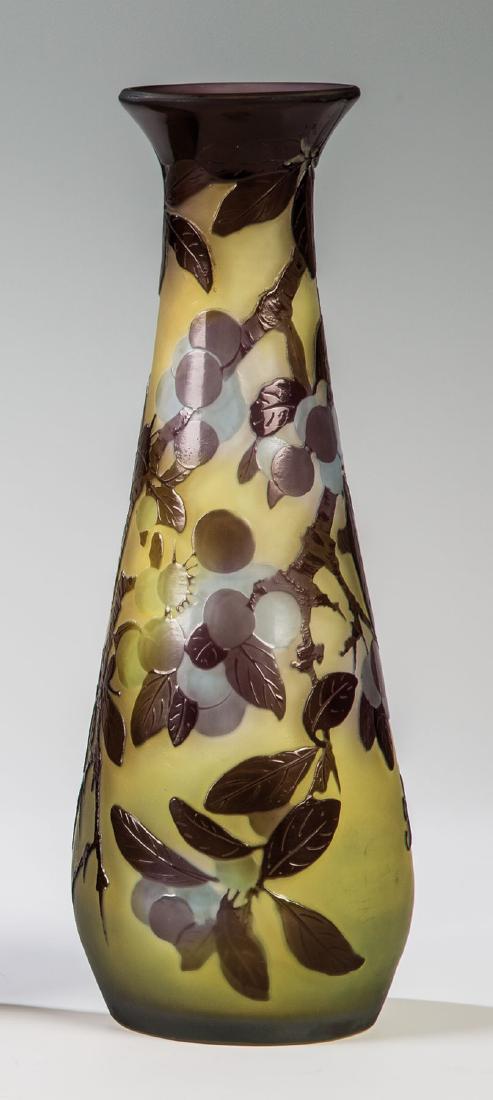 Vase mit Schlehdorn: Vase mit Schlehdorn Emile Gallé, Nancy, 1920er Jahre Farbloses Glas, partiell zitronengelb unterfangen, hellblau und violett überfangen. Umlaufend flach reliefiert geätzter Dekor: Zweige des Schleh